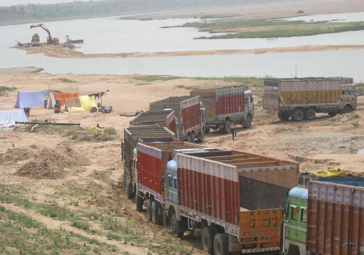 overloaded trucks seized in mp with sand