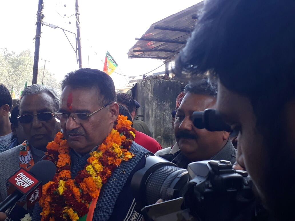 BJP mla angry over giving plastic-coated bouquets on Independence Day 2019