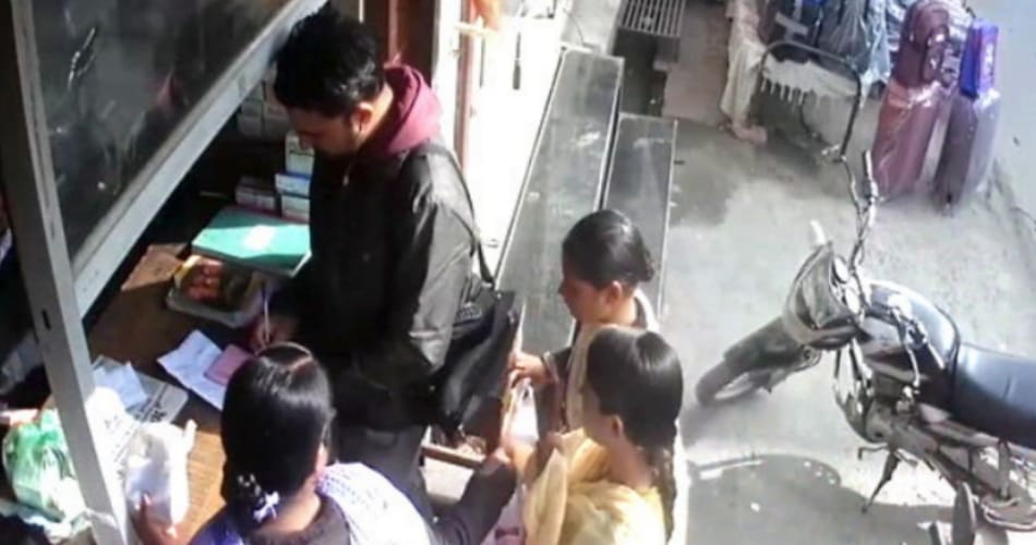 pocketmar girls gang captured in cctv at medical story at yamunanagar, be aware of girls