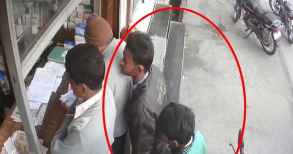 pocketmar girls gang captured in cctv at medical story at yamunanagar, be aware of girls
