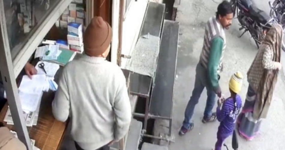 pocketmar girls gang captured in cctv at medical story at yamunanagar, be aware of girls