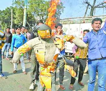 SP and BJP workers showed rebel posturing