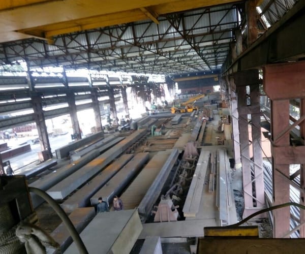 A gurder falls down on railway employees in Lucknow.