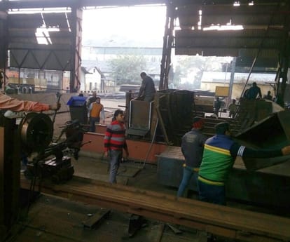 A gurder falls down on railway employees in Lucknow.