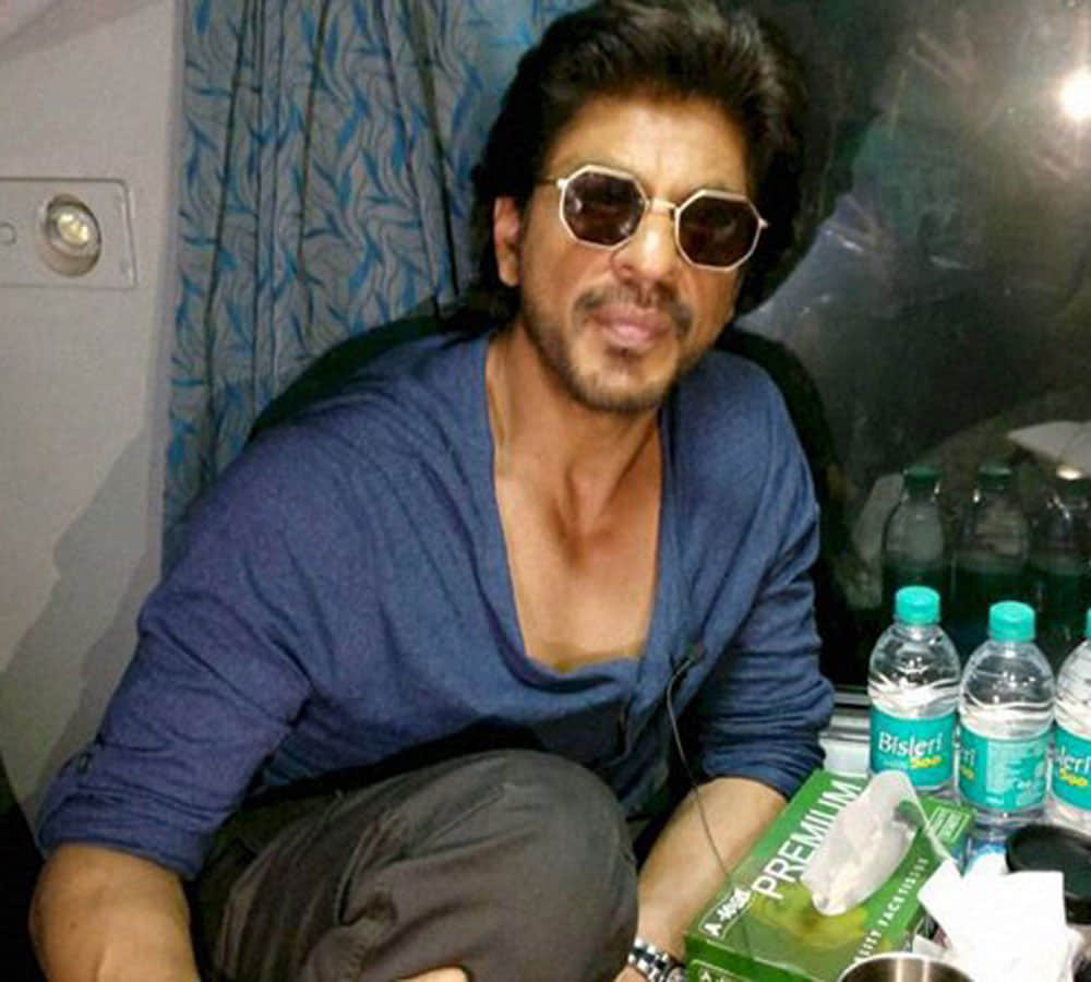 women beaten sharukh khan in train