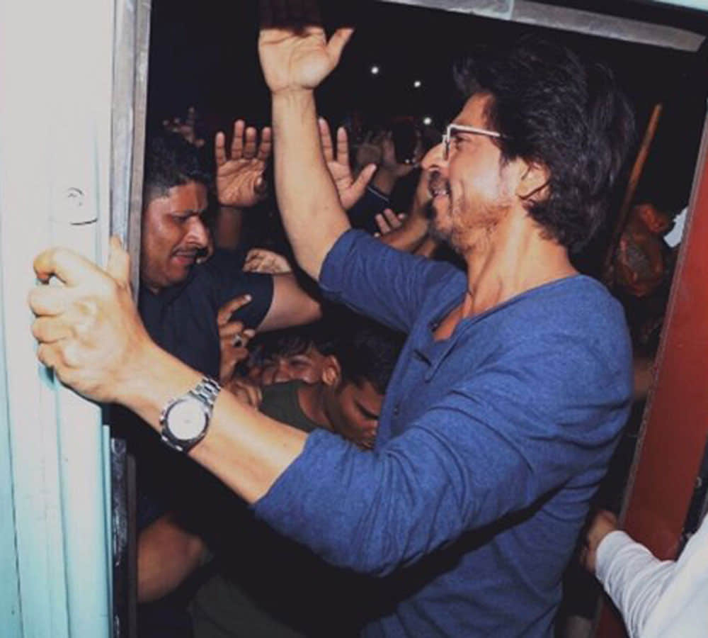 women beaten sharukh khan in train