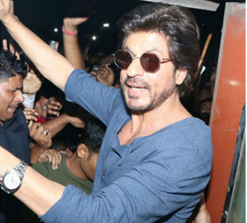 women beaten sharukh khan in train