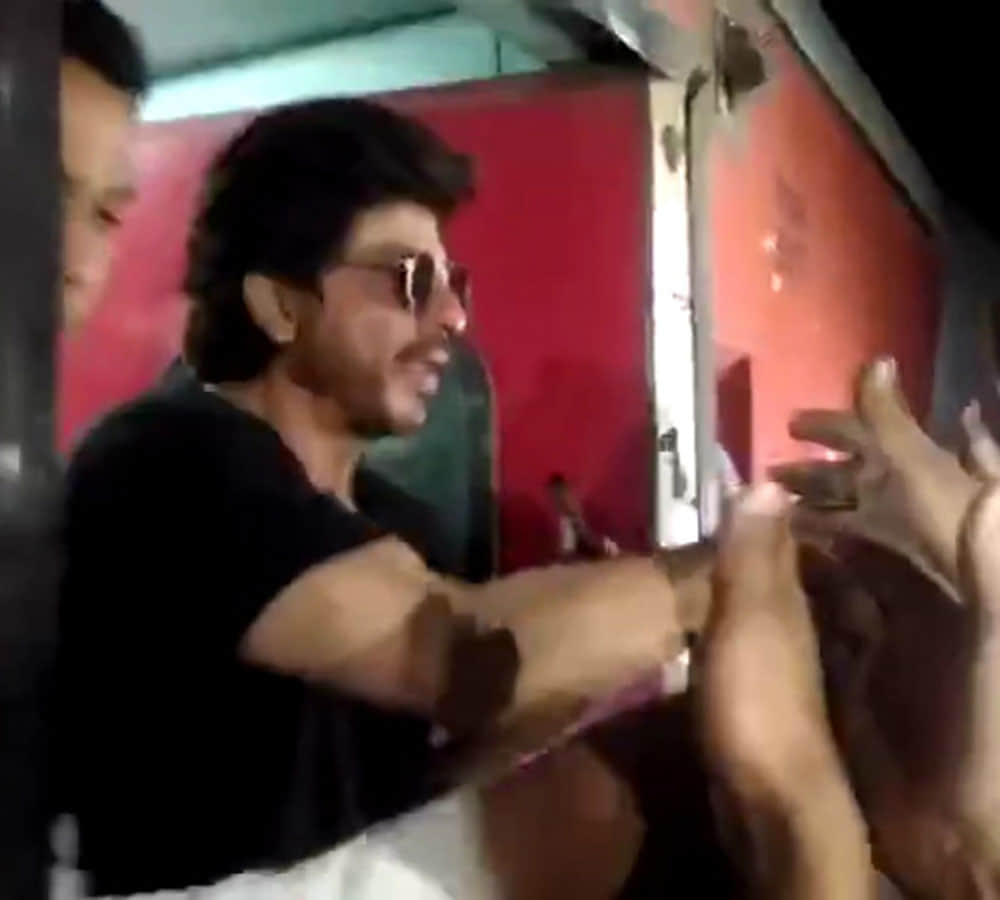 women beaten sharukh khan in train
