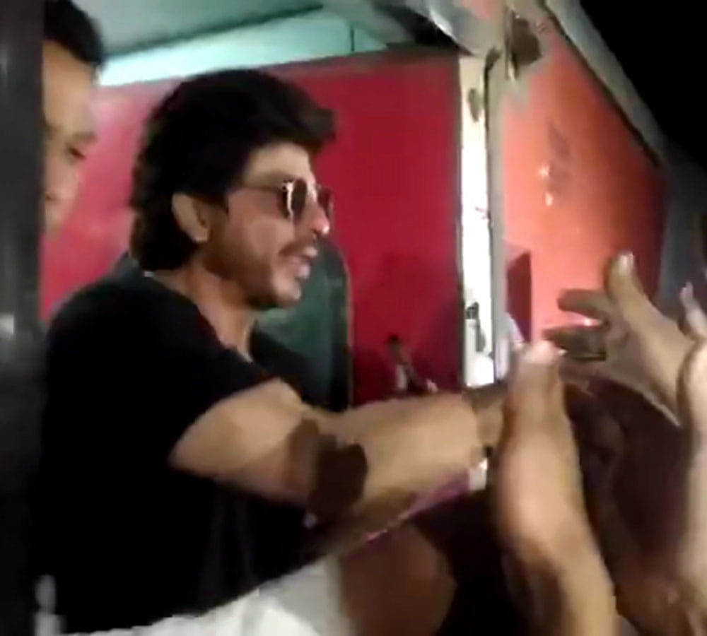women beaten sharukh khan in train