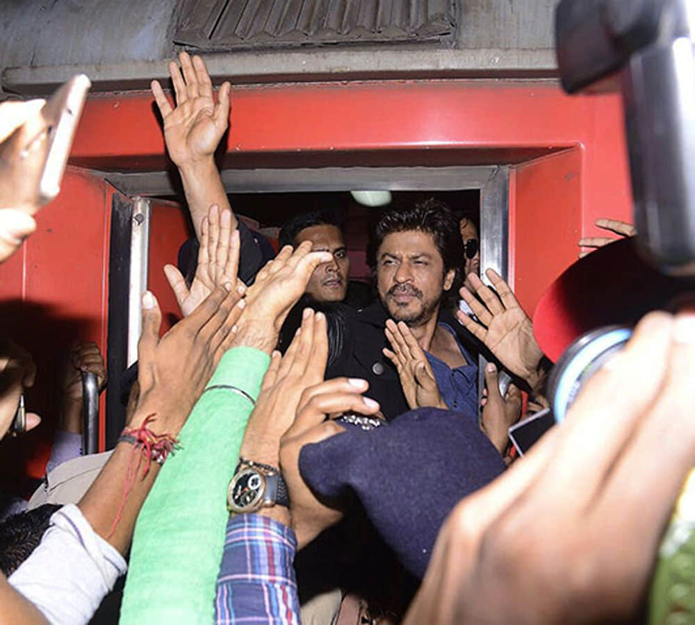 women beaten sharukh khan in train