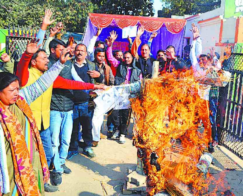 BJP workers burnt effigies of leaders 