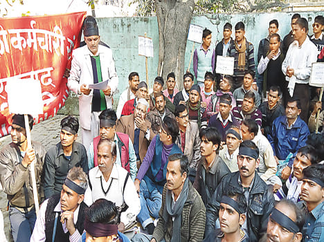 Kaymganj contract workers stalled power