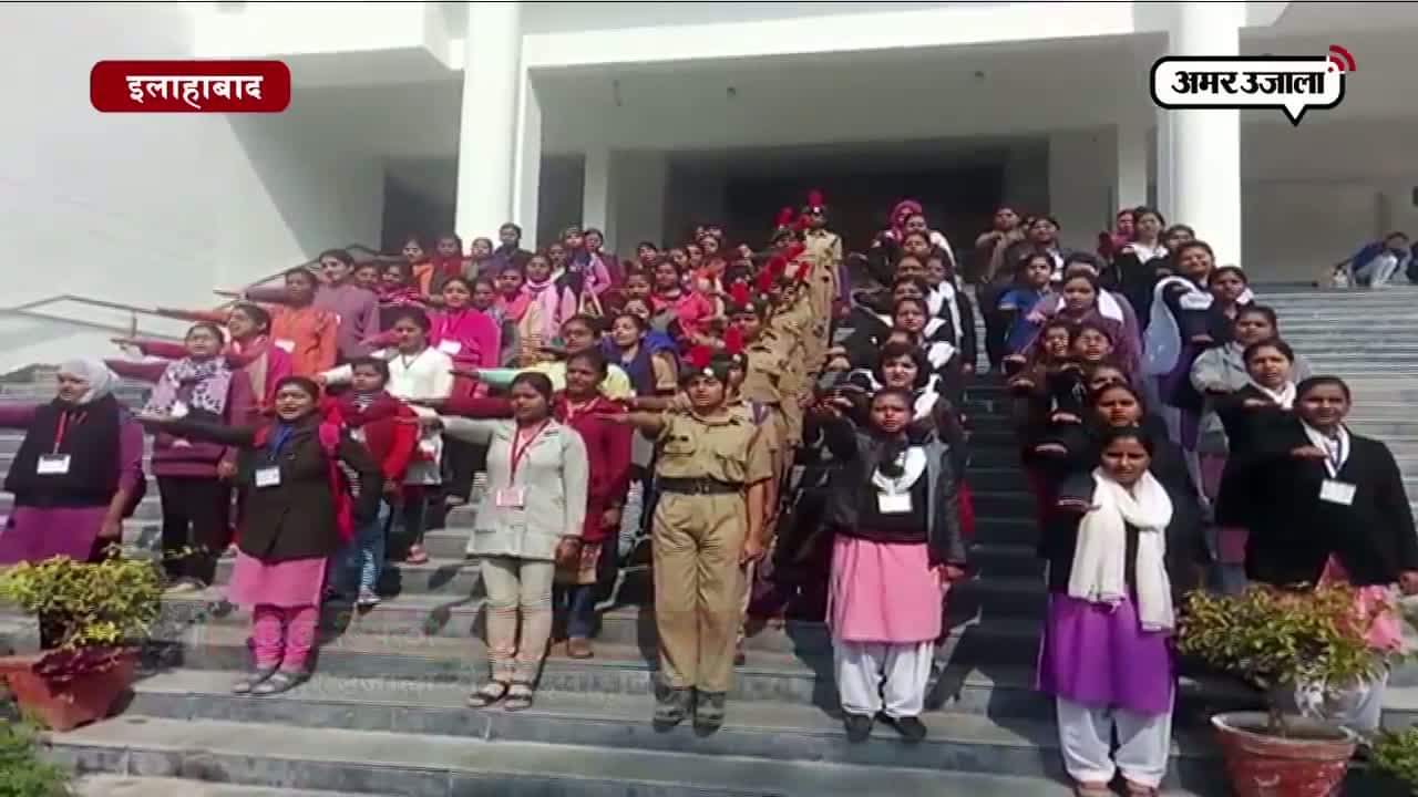 छात्राओं ने ली मतदान की शपथ