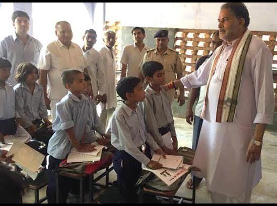 bjp minister rambilas sharma asked unique question to girl student at bhiwani