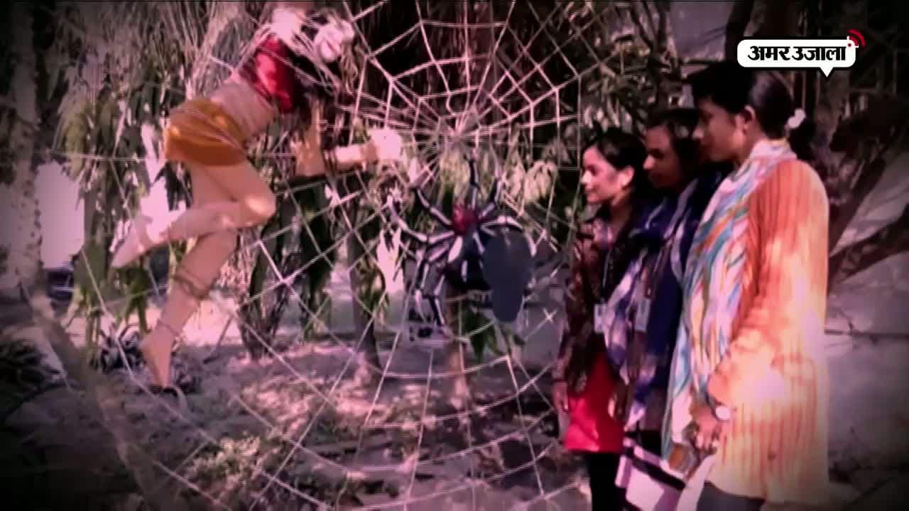 मकड़ी के जाले में फंसी लड़की?