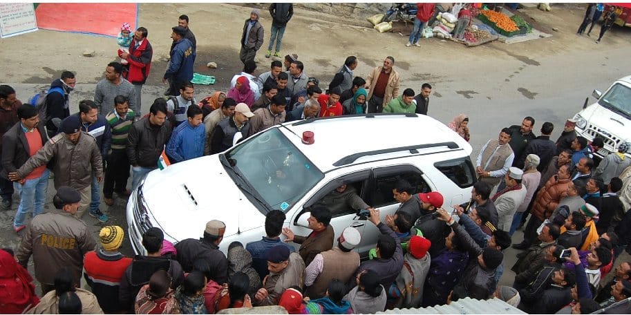 People protest against Kaul Singh Thakur at Mandi.