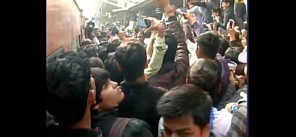 shahrukh khan reaches delhi by train, railway station was filled with fans