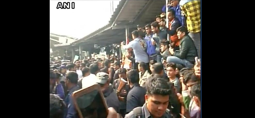 shahrukh khan reaches delhi by train, railway station was filled with fans