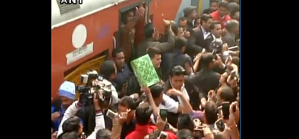 shahrukh khan reaches delhi by train, railway station was filled with fans