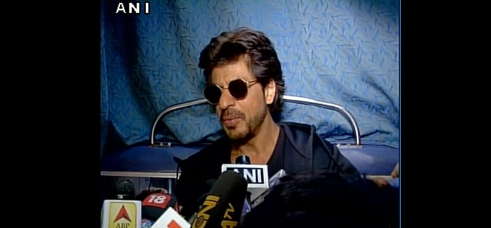 shahrukh khan reaches delhi by train, railway station was filled with fans