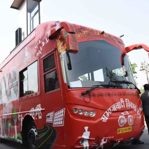 cm akhilesh reaches sultanpur with vvip chopper