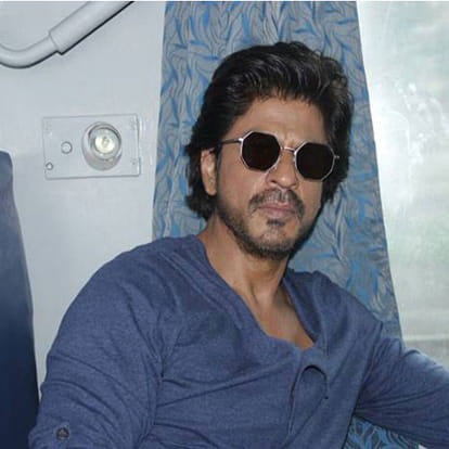 shahrukh khan reached delhi by train