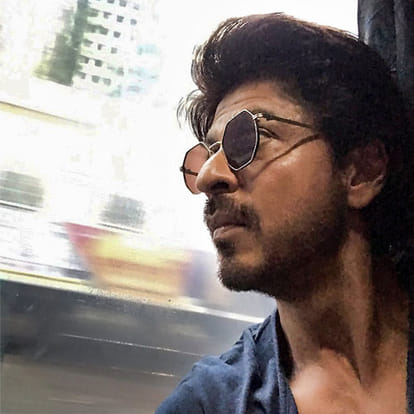 shahrukh khan reached delhi by train