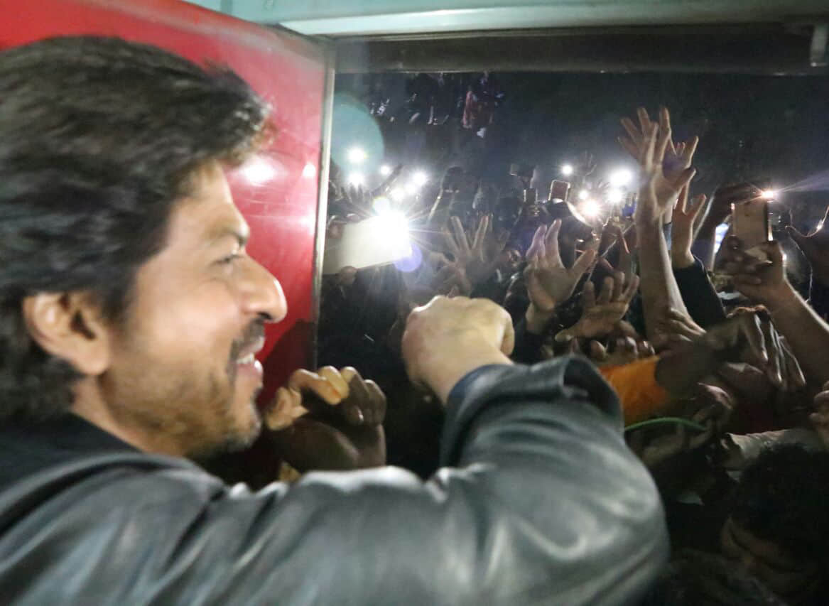 Crowd goes out of control on seeing Shah Rukh and Sunny Leone