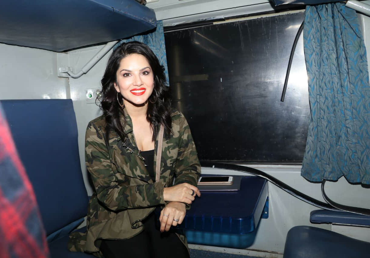 Crowd goes out of control on seeing Shah Rukh and Sunny Leone