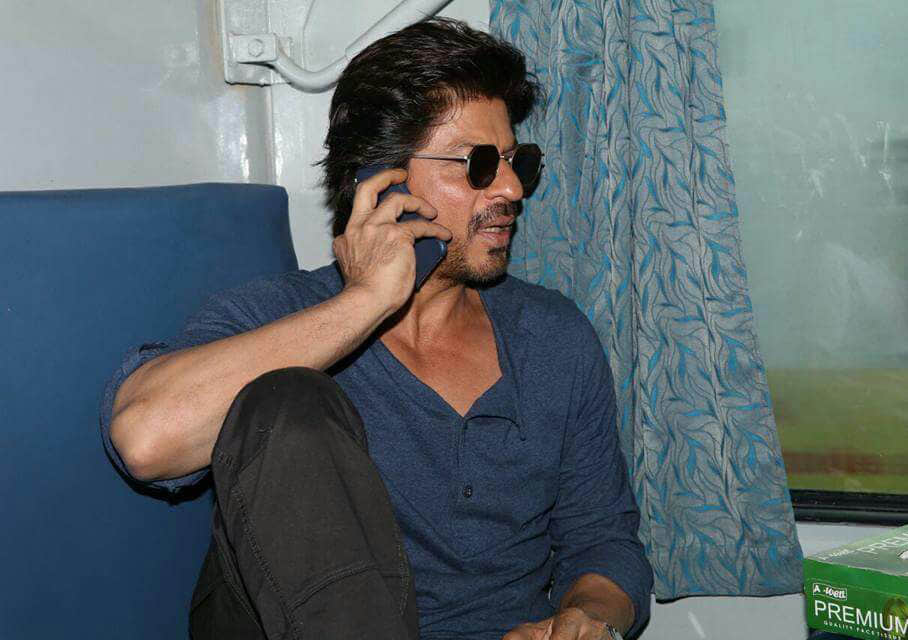 Crowd goes out of control on seeing Shah Rukh and Sunny Leone