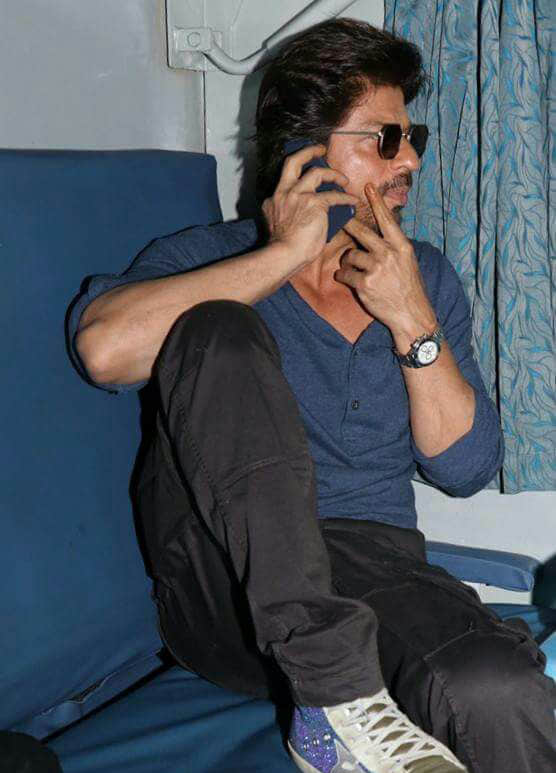Crowd goes out of control on seeing Shah Rukh and Sunny Leone
