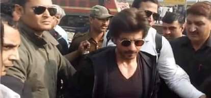 SHAH RUKH KHAN CAST HIS VOTE AT BMC ELECTION