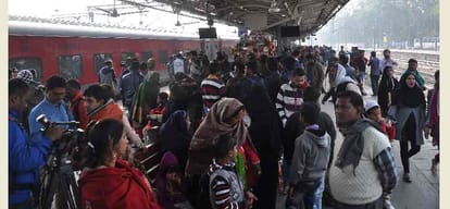 sharukh khan and sunny leone reached delhi station 