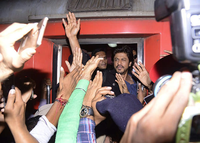 1 dies as crowd goes berserk after shahrukh arrives at Vadodara station