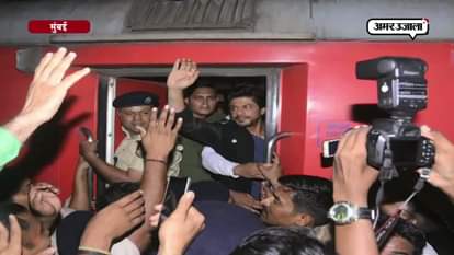 SHAHRUKH KHAN REACHED NIZAMUDDIN RAILWAY STATION AS A PART OF FILM RAEES PROMOTION