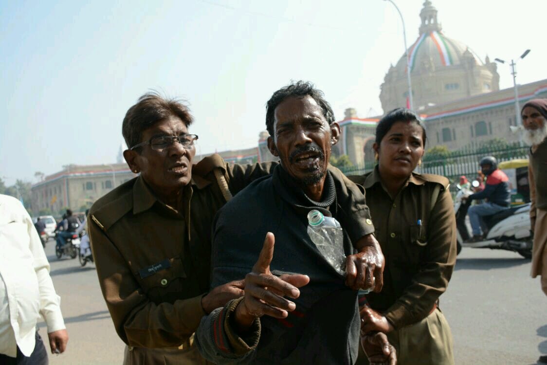 man tried to commit suicide infron of vidhan bhavan lucknow