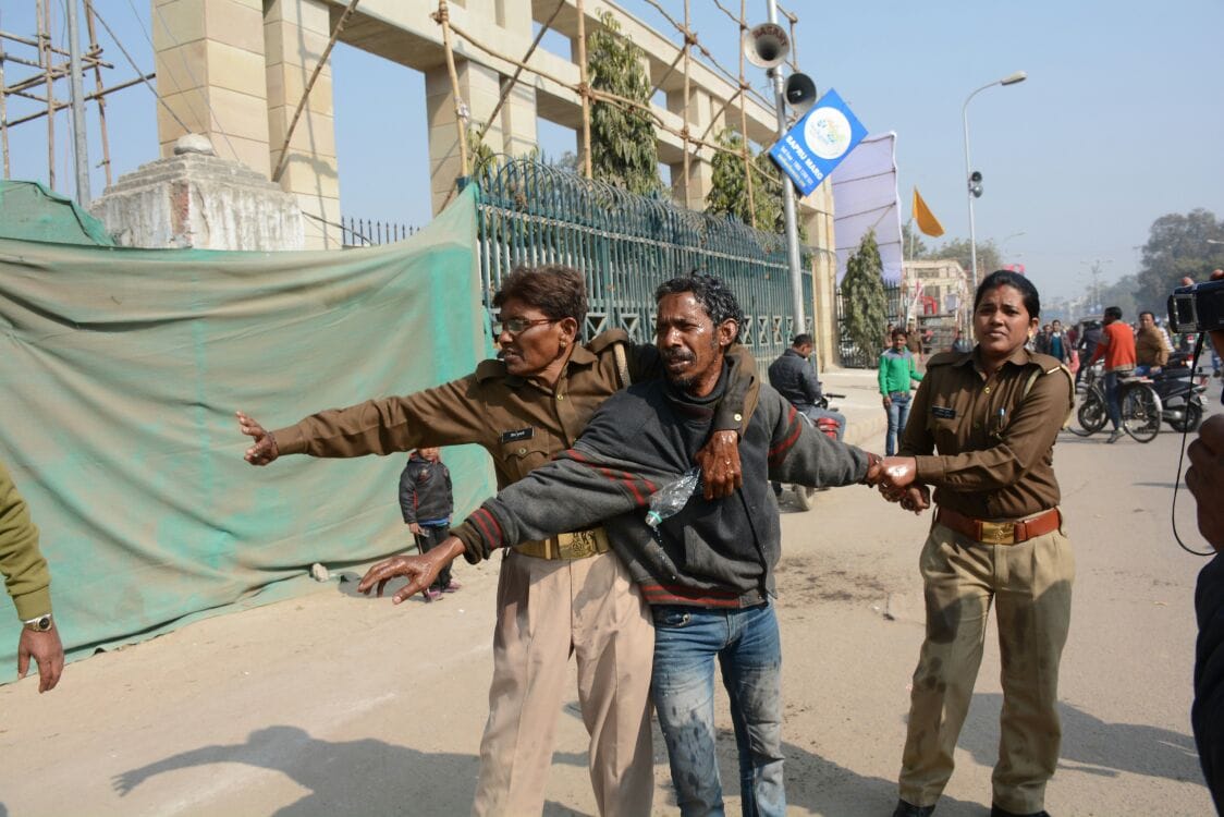 man tried to commit suicide infron of vidhan bhavan lucknow