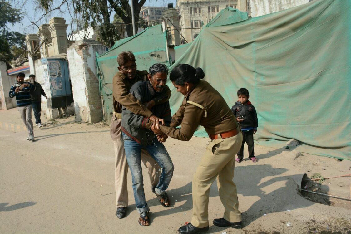man tried to commit suicide infron of vidhan bhavan lucknow