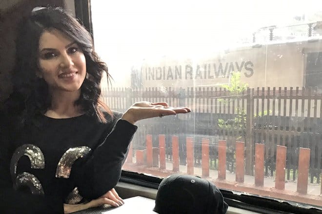 sharukh khan and sunny leone reached delhi station 