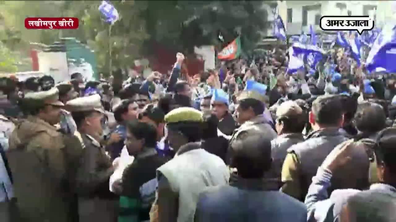 खुलेआम आचार संहिता की उड़ी धज्जियां