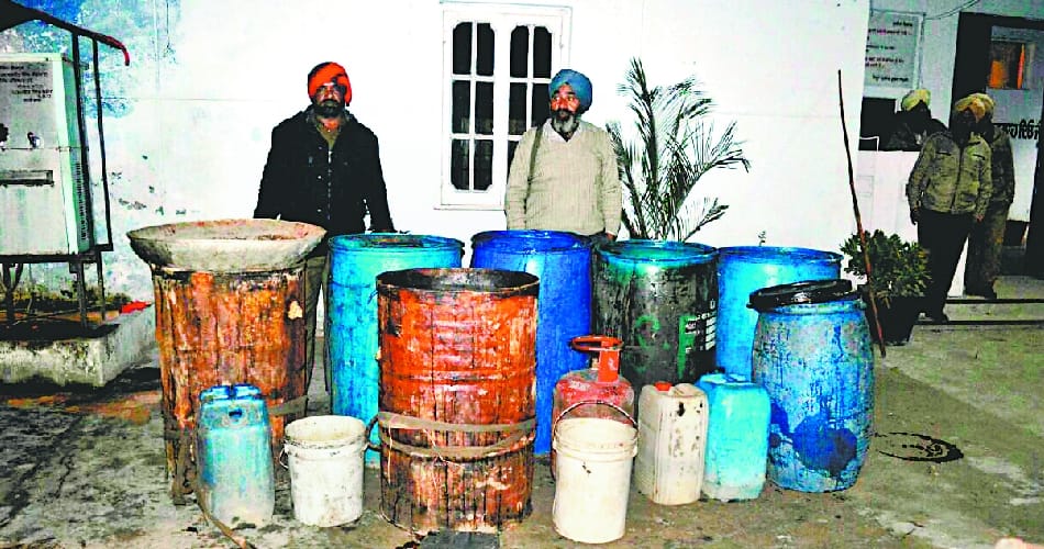 त्योहार आते ही फिर धधकने लगी अवैध शराब की भ ट्ठियां