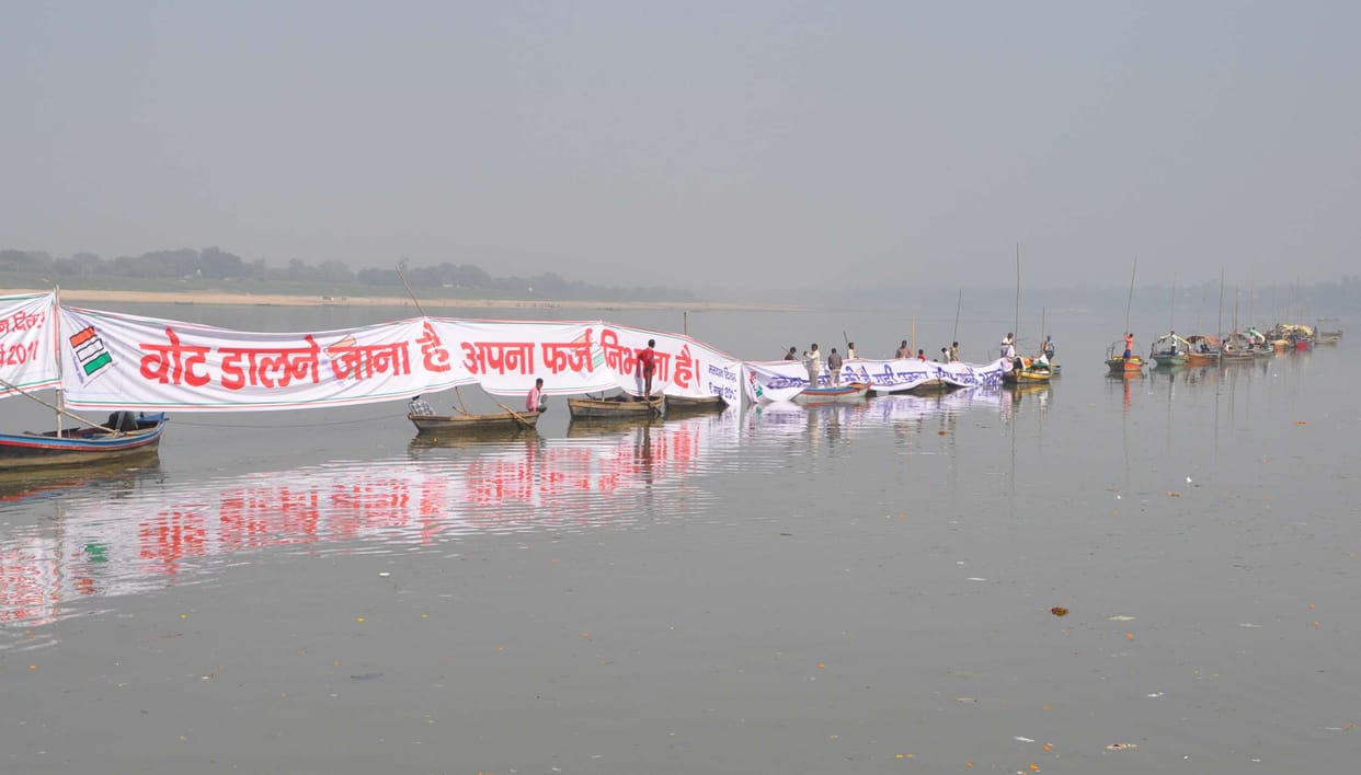 1444 meter long boat chain made by 144 boat are going to limca book of world record