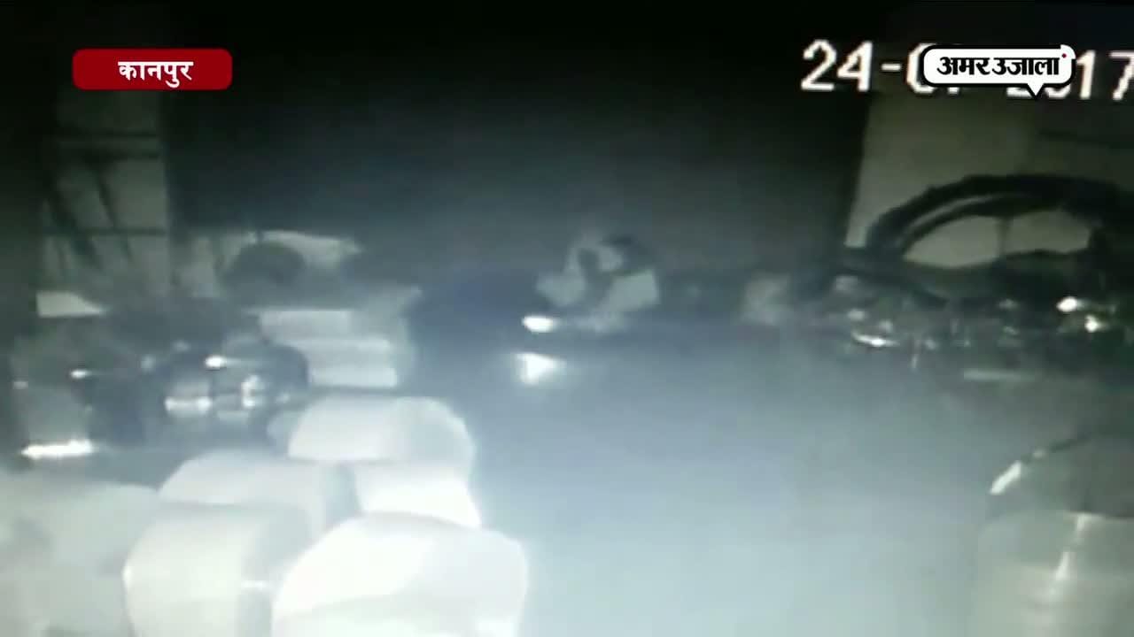 कानपुर की प्लास्टिक फैक्ट्री में लूट