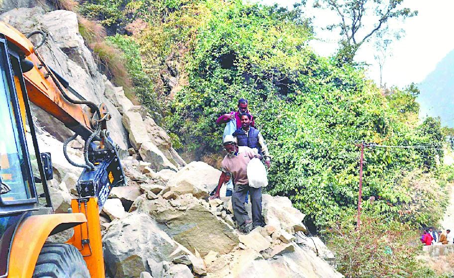 Large part of habitation Purnagiri Drkkr road down the hill