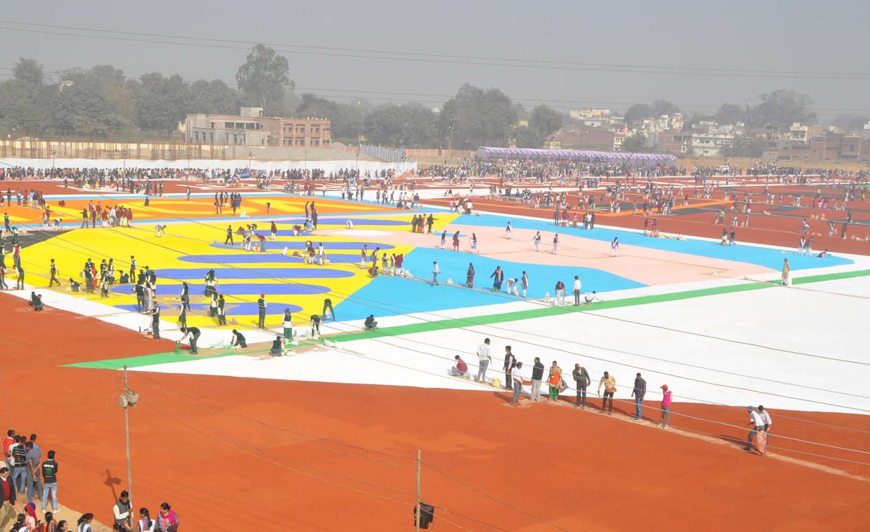 record: 37 hundred students made 39 thousand mitre long rangoli in mirzapur