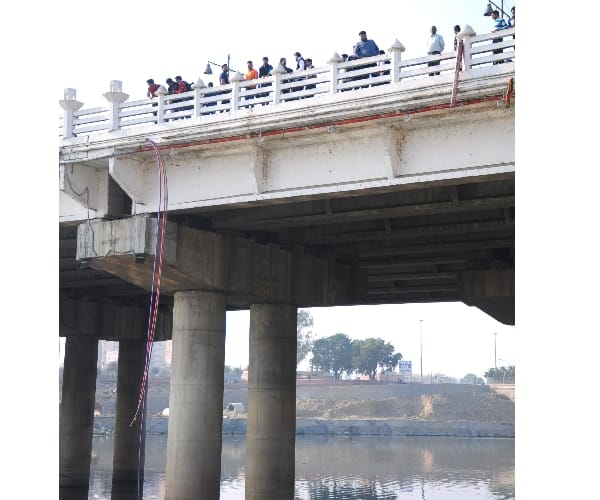 boy and girl jumped in to gomti 