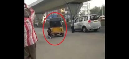 woman dragged by auto around two hundred meter