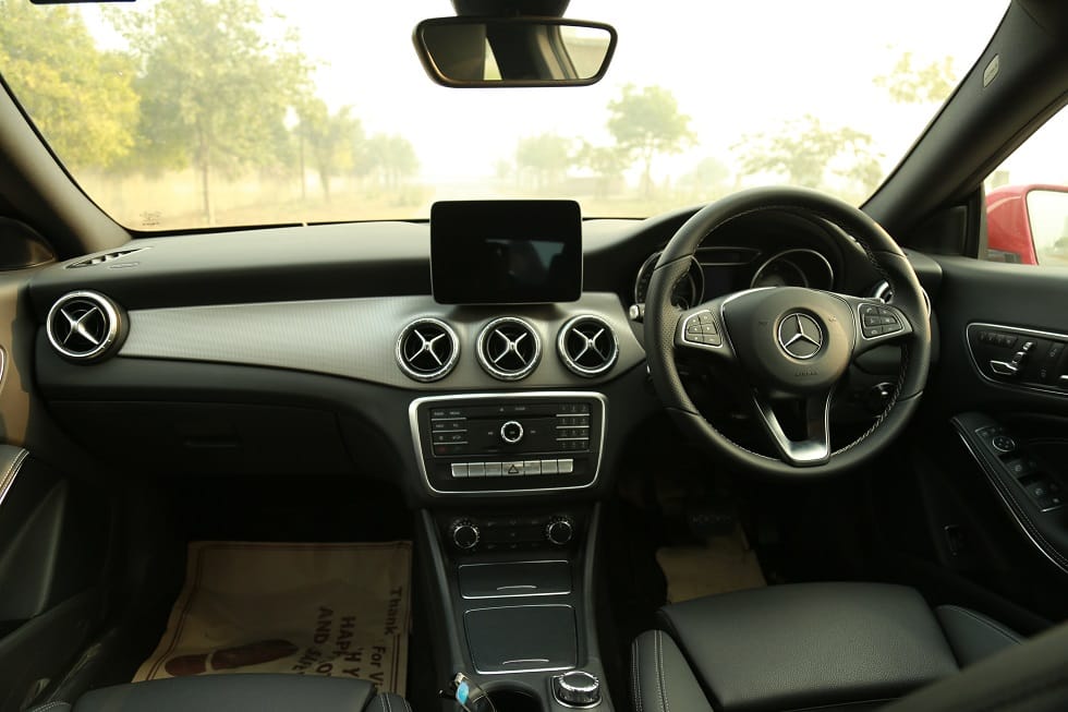 speeding mercedez hit three padestarian after auto in delhi