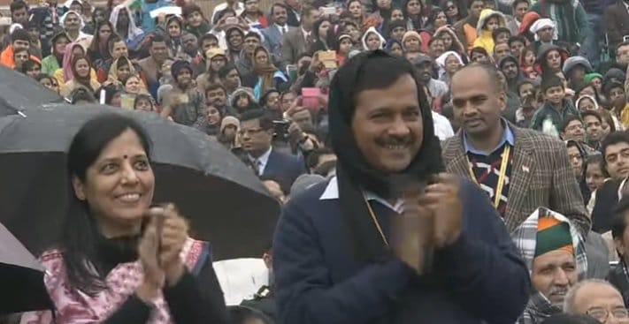kejriwal and his wife greeted delhi jhanki on rajpath republic day parade in delhi