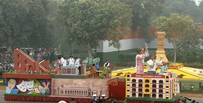 kejriwal and his wife greeted delhi jhanki on rajpath republic day parade in delhi